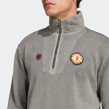 ADIDAS ORIGINALS - Sudadera 'Manchester United Terrace Icons' en gris