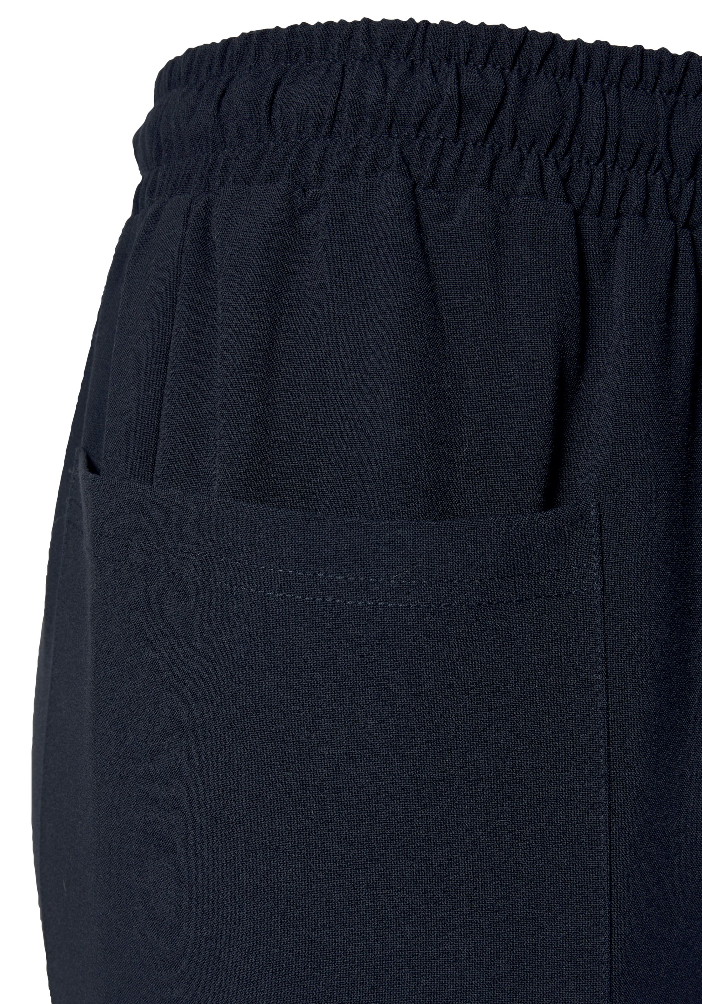 LASCANA Slimfit Bundfaltenhose in Schwarz