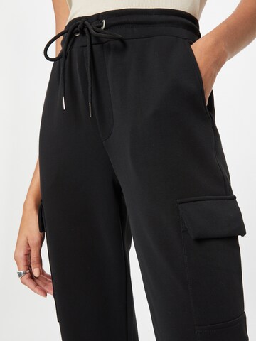 Tapered Pantaloni 'Rakima' de la TIMEZONE pe negru