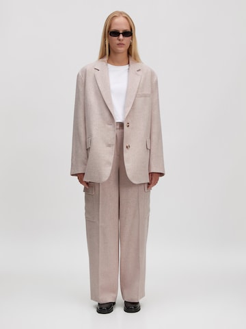 EDITED Loosefit Housut 'Tjarda' värissä beige: etupuoli