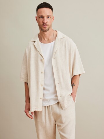 DAN FOX APPAREL Regular Fit Skjorte 'Nico' i beige: forside