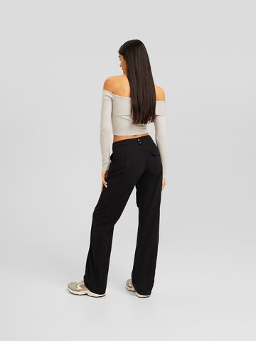 Regular Pantaloni cu buzunare de la Bershka pe negru