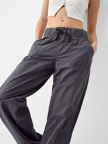 Wide leg Pantaloni di Bershka in grigio