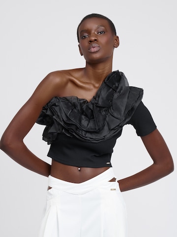 Top di Influencer in nero: frontale