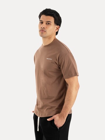 T-Shirt Smilodox en marron : devant