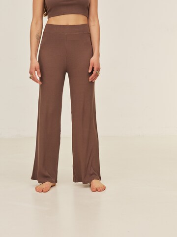 ABOUT YOU x Sofia Tsakiridou Flared Pants 'Alisa' in Brown: front