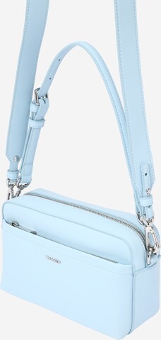 Calvin Klein Käsilaukku 'MUST' värissä sininen