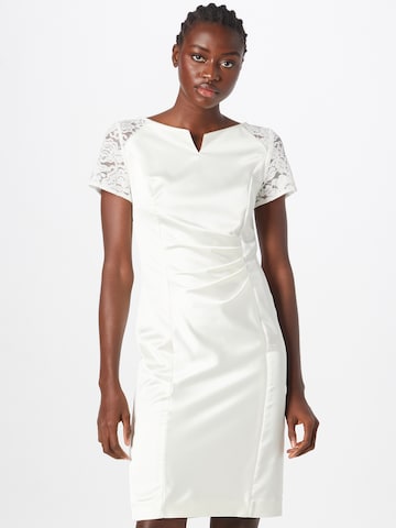 SWING Dress in White: front