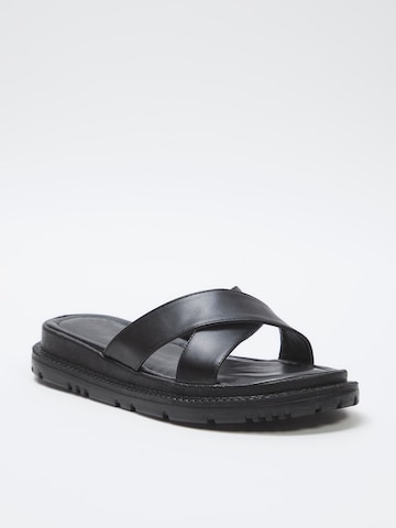 Trendyol Mule in Black: front