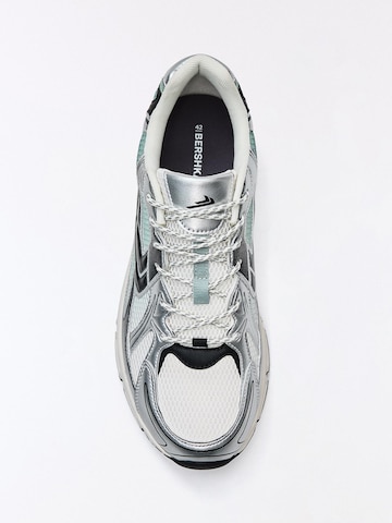 Bershka Sneakersy niskie w kolorze biały