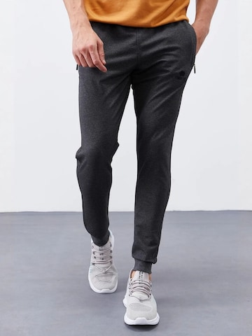 Tommy Life - Skinny Calças de desporto 'Jogginghose' em cinzento: frente