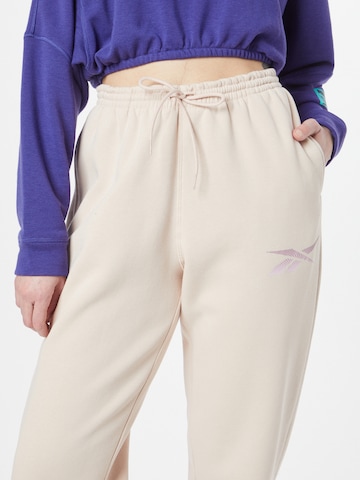 Tapered Pantaloni sportivi di Reebok in beige