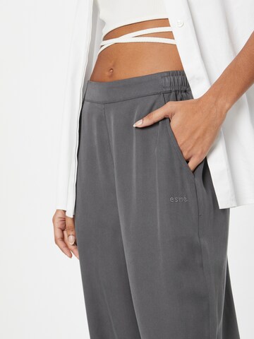 Loosefit Pantaloni 'Lotti' di Esmé Studios in grigio