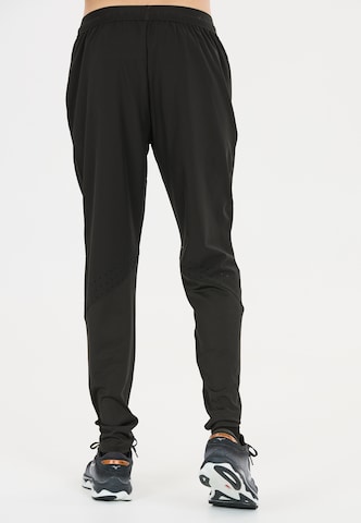 Virtus Tapered Sweathose 'Blag V3' in Schwarz