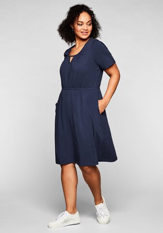 Robe d’été SHEEGO en bleu : devant