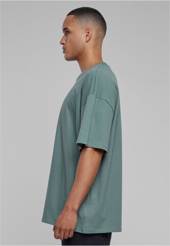 Tricou de la Karl Kani pe verde
