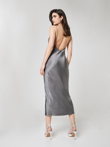 Robe de soirée 'Gwen' LENI KLUM x ABOUT YOU en gris