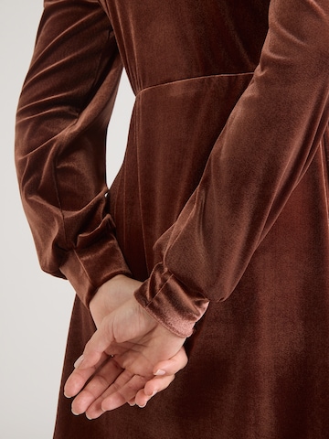 ABOUT YOU Šaty 'Silvia' – hnědá