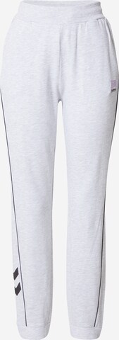 Hummel Tapered Sportbroek in Grijs: voorkant