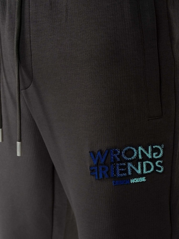 WRONG FRIENDS Regular Sporthose 'Simi Valley' in Schwarz