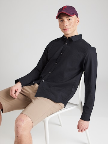 GAP Regular Fit Paita värissä musta: etupuoli