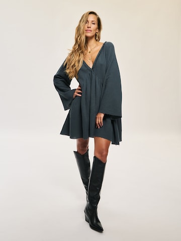 Robe Kamila Šikl en gris : devant