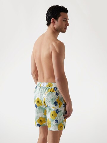 GUESS Badeshorts in Grün