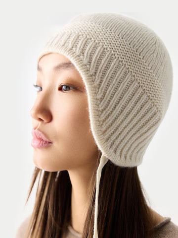 GOBI Cashmere - Sombrero 'Ultimate Warmth Knit Tie Hat' en blanco