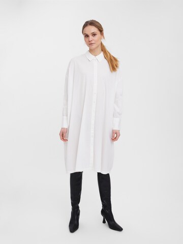 Robe-chemise VERO MODA en blanc : devant