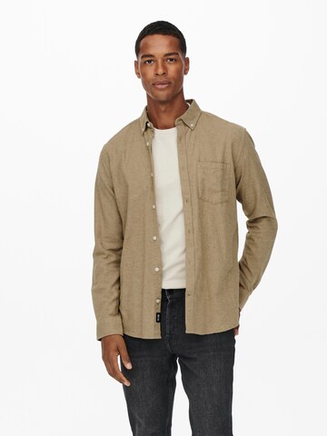 Coupe regular Chemise 'Niko' Only & Sons en beige : devant