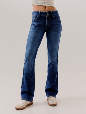 Bershka Boot cut Jeans in Blue: front