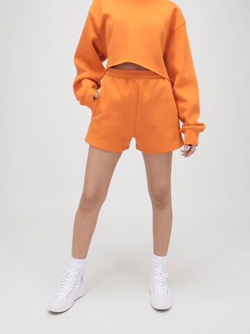 regular Pantaloni 'BILLIE' di ABOUT YOU x VIAM Studio in arancione: frontale