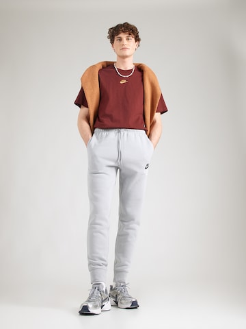 Nike Sportswear - Tapered Pantalón 'CLUB' en gris