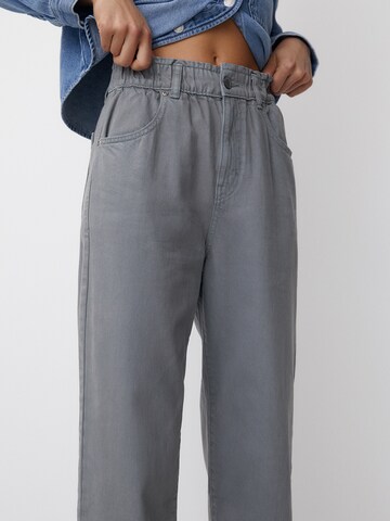Pull&Bear Lużny krój Jeansy w kolorze szary
