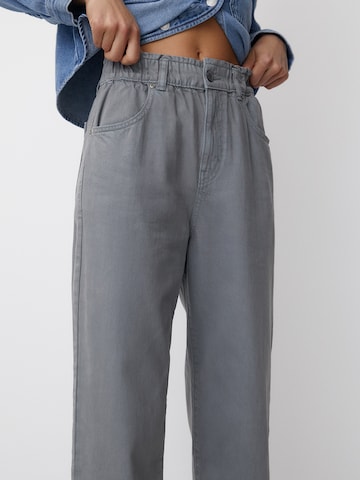 Pull&Bear Loosefit Jeans i grå