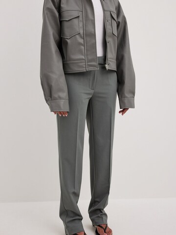 NA-KD Regular Pleat-Front Pants in Grey: front
