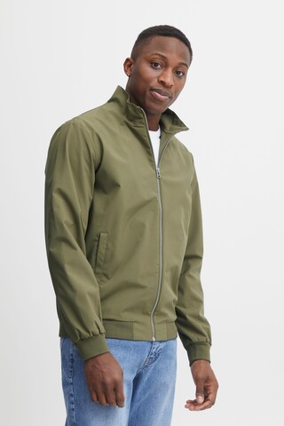 Veste mi-saison 'Joshu' Casual Friday en vert : devant