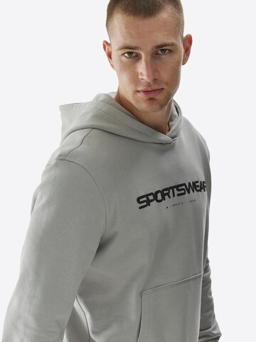 Hanorac sport de la 4F pe gri