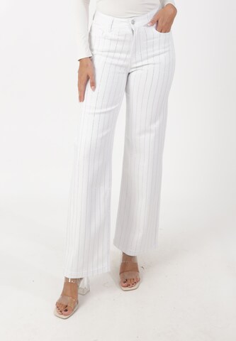 Elara Flared Jeans in White: front