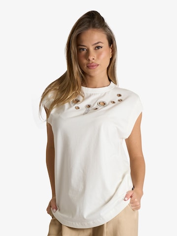 Jijil Shirt in White: front