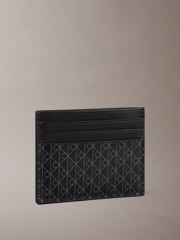 Etui de la Calvin Klein pe negru