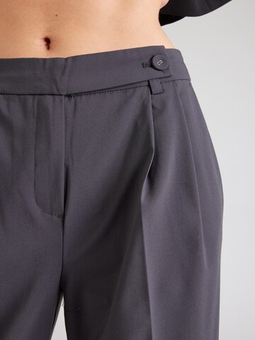 Loosefit Pantaloni con pieghe 'Cassie' di MSCH COPENHAGEN in grigio