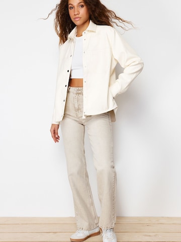 Trendyol Jacke in Beige