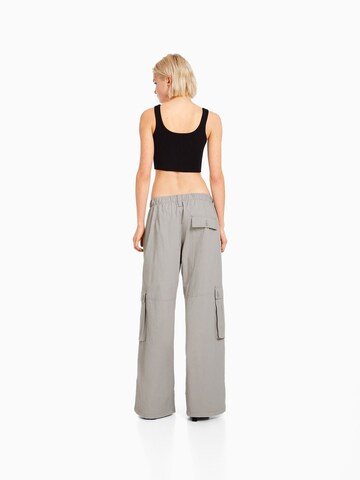 Bershka Wide leg Cargobyxa i grå
