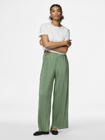 Wide Leg Pantalon 'PAMMI' PIECES en vert