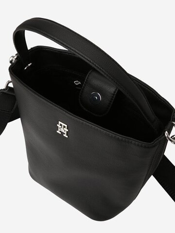 TOMMY HILFIGER Tasche 'Essential' in Schwarz