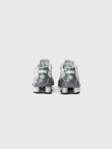 Sneaker bassa 'Shox NZ' di Nike Sportswear in grigio