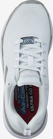 Baskets basses '108016' SKECHERS en blanc