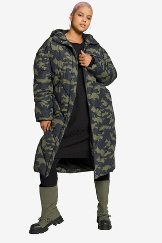 Studio Untold Winter Coat in Green: front