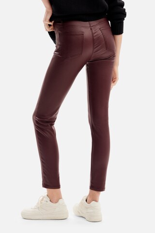 Coupe slim Pantalon Desigual en rouge